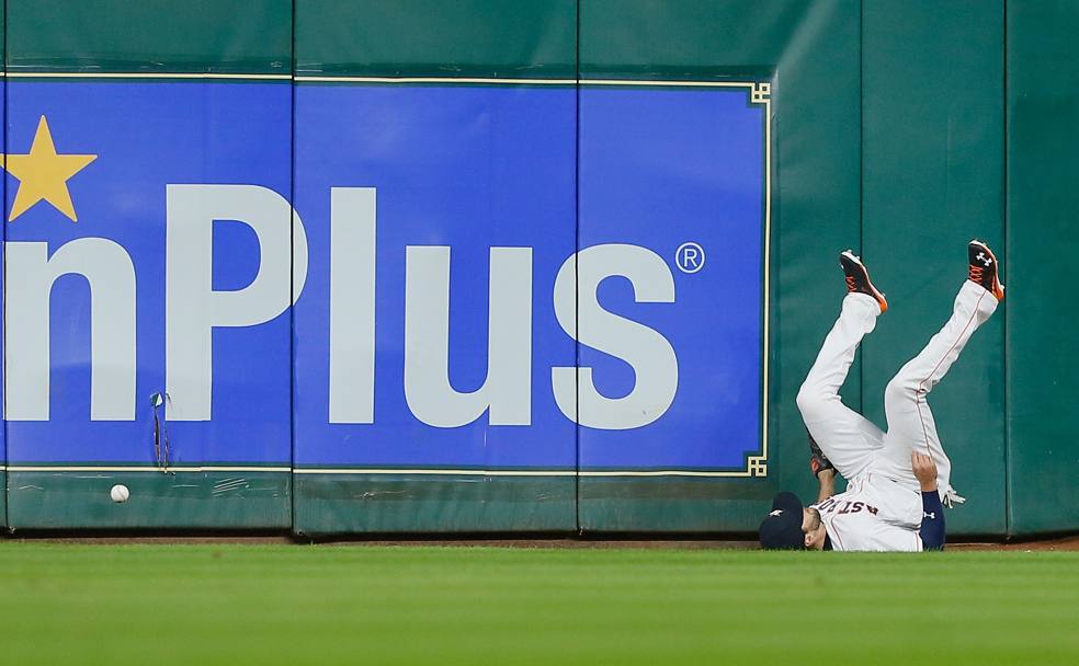 Baseball. New York Yankees-Houston Astros. Jake Marisnick finisce contro il muro nel tentativo di prendere la palla. Houston, Texas. (Afp)